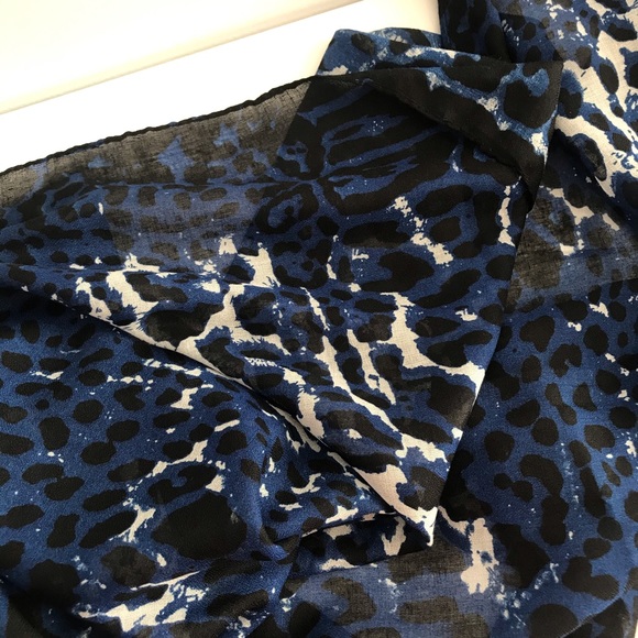 NWOT Blue Grey Animal Print Shawl Spring Scarf Head Wrap - Picture 12 of 15